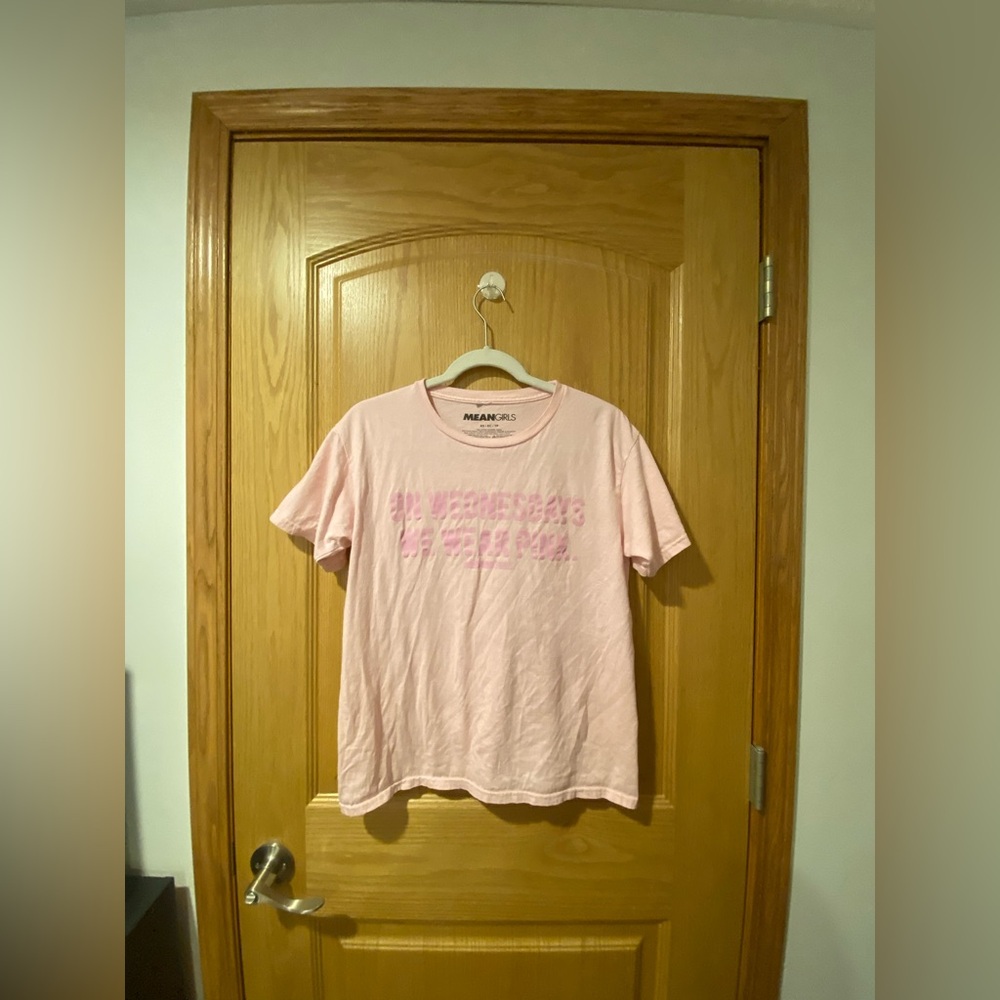 Target Brands Mean Girls “One Wednesdays We Wear Pink” Tee Shirt Size XS
